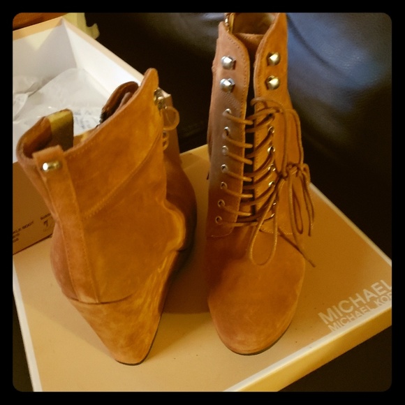 Micheal Kors suede wedges and leather shoulder hob - Picture 1 of 2